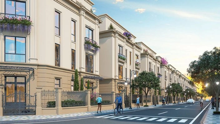 Dãy nhà phố liền kề kiến trúc tân cổ điển với ban công hoa, hàng rào sắt nghệ thuật và vỉa hè rộng rãi.