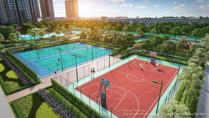 Sân thể thao ngoài trời với sân bóng rổ màu đỏ và sân tennis/cầu lông màu xanh, bao quanh bởi cây xanh