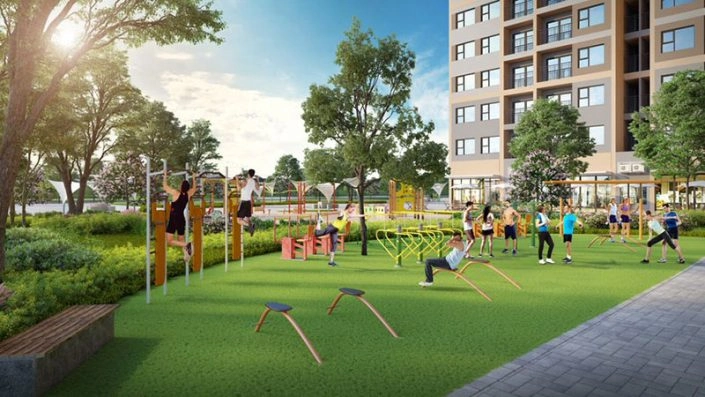Khu tập gym ngoài trời với các thiết bị vận động hiện đại trên thảm cỏ xanh