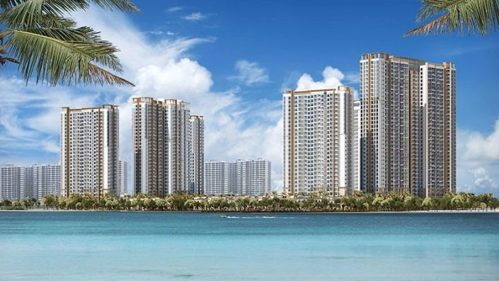 Các tòa nhà chung cư cao tầng nhìn từ mặt nước với hàng cọ xanh mát