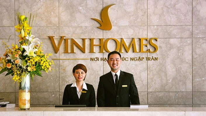 Hai nhân viên lễ tân chuyên nghiệp tại quầy tiếp đón của Vinhomes