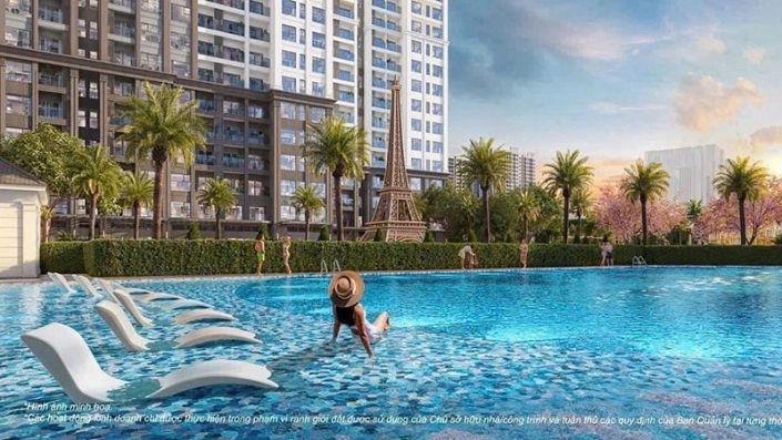 Bể bơi ngoài trời với ghế thư giãn và kiến trúc tháp Eiffel thu nhỏ