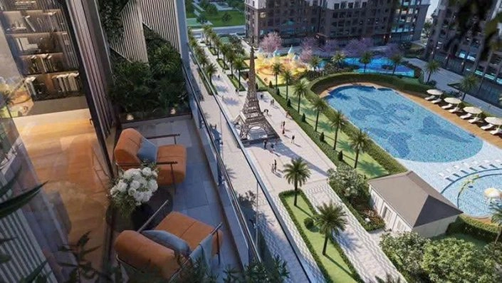 Góc nhìn từ ban công căn hộ ra bể bơi, đường dạo bộ và tháp Eiffel mô phỏng