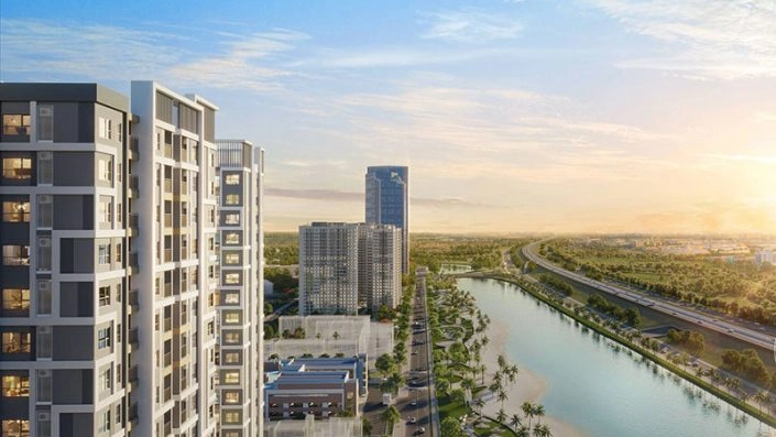 Toàn cảnh khu đô thị với các tòa nhà cao tầng, dòng sông và đường cao tốc dưới ánh hoàng hôn